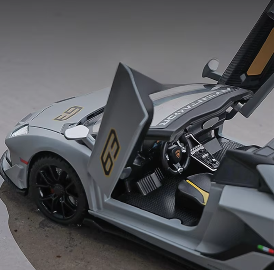 Lamborghini Aventador SVJ Diecast Model 1:24